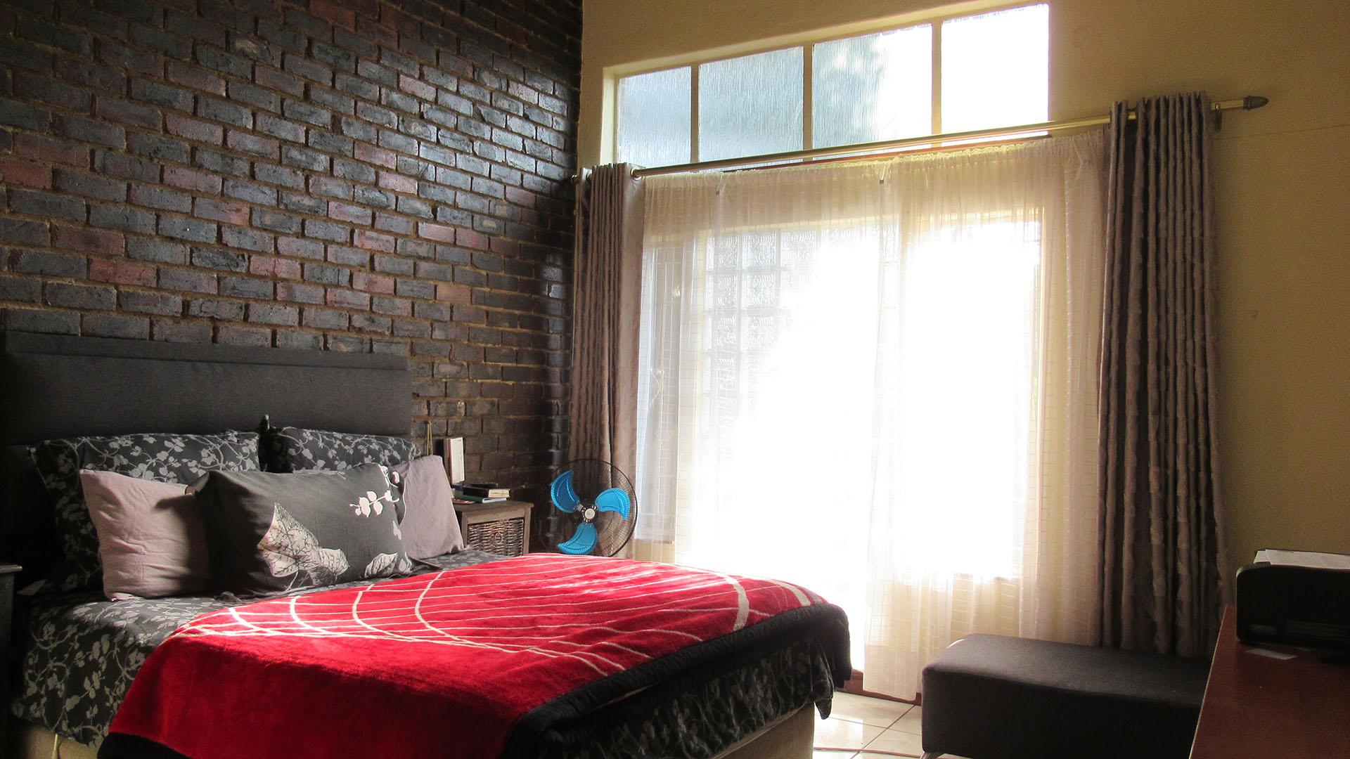 Main Bedroom - 21 square meters of property in Wilropark