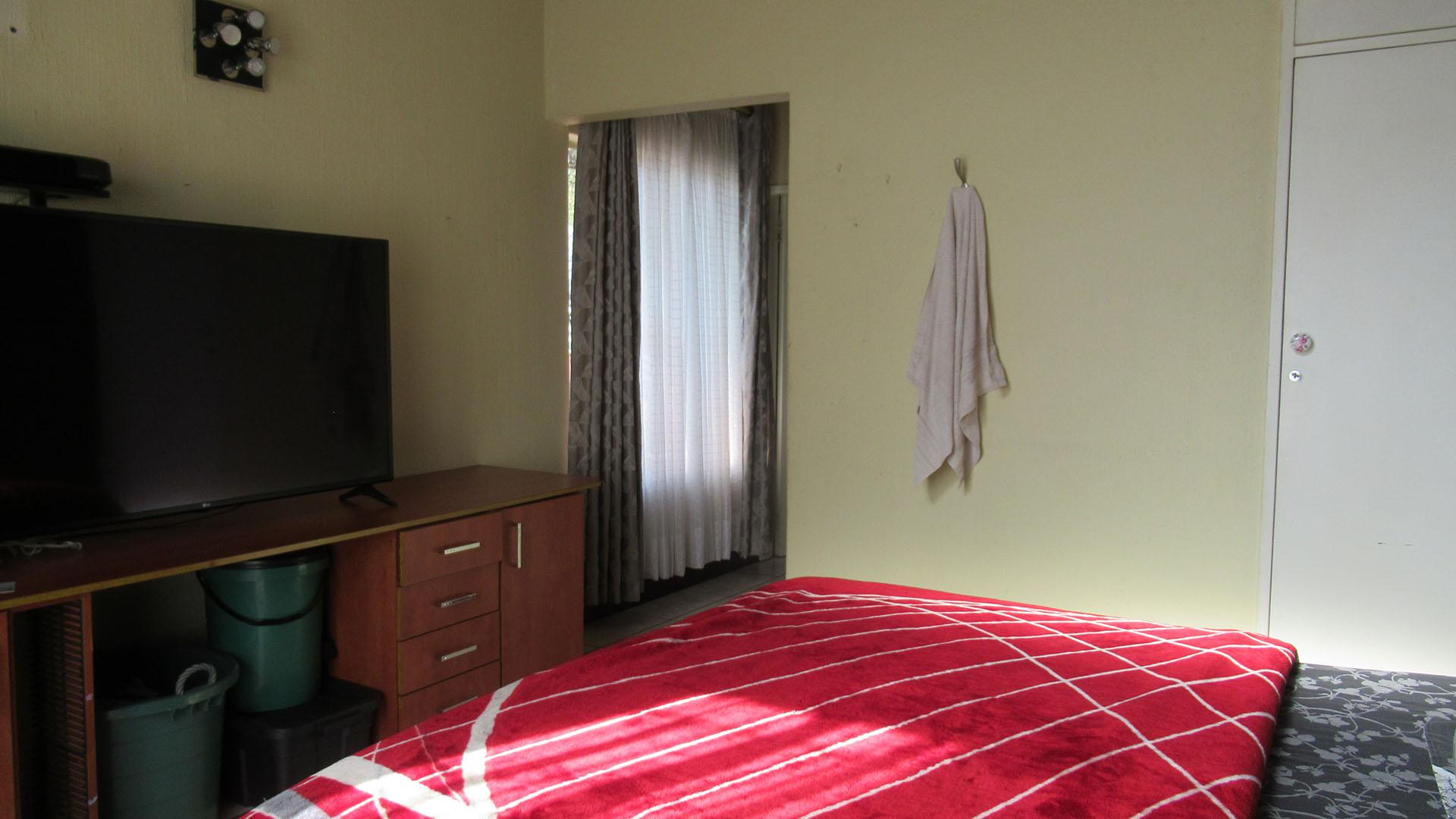 Main Bedroom - 21 square meters of property in Wilropark