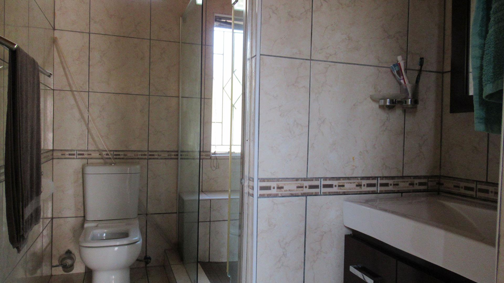 Main Bathroom - 5 square meters of property in Wilropark