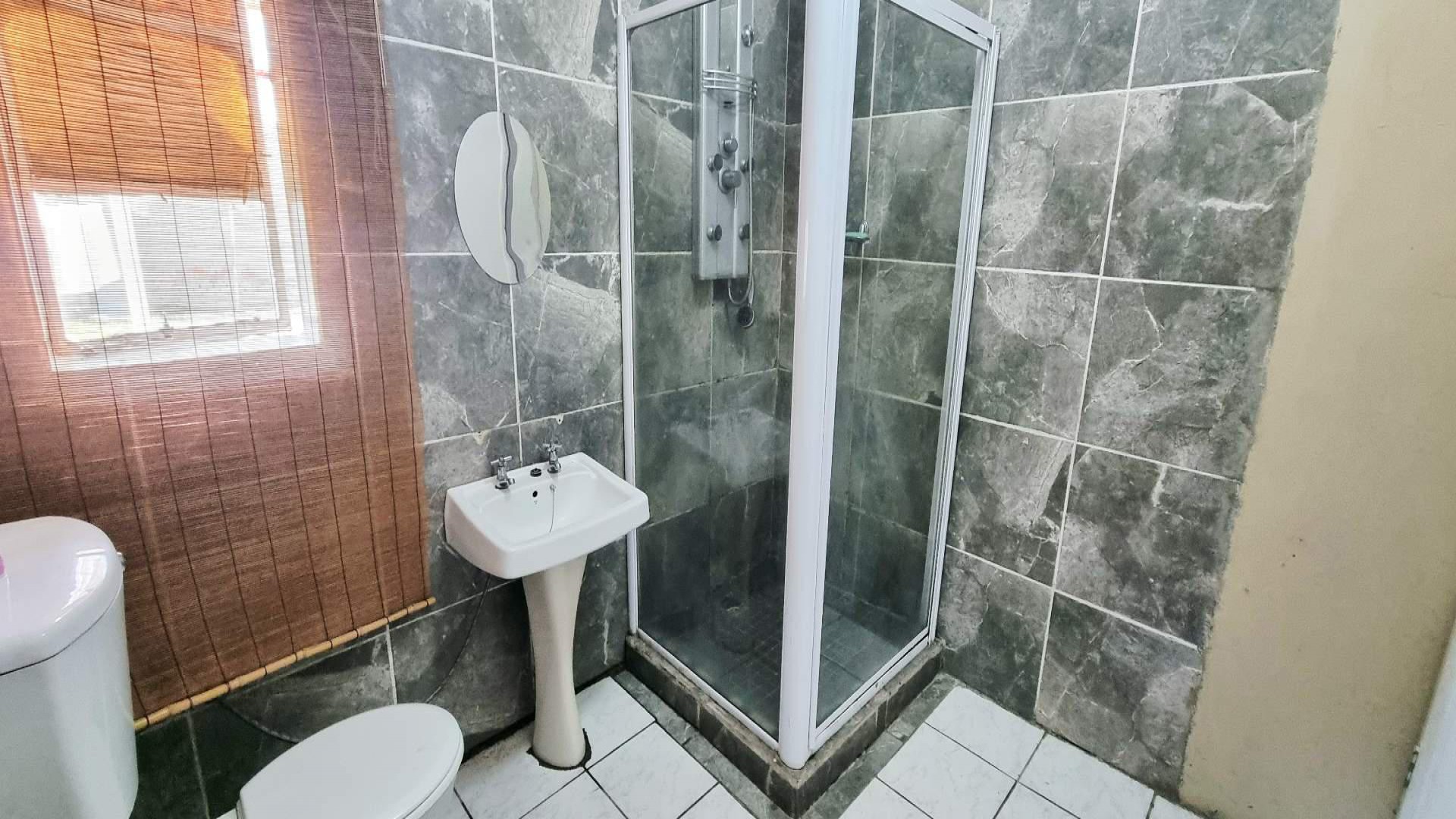 Bathroom 1 of property in Wilgehof