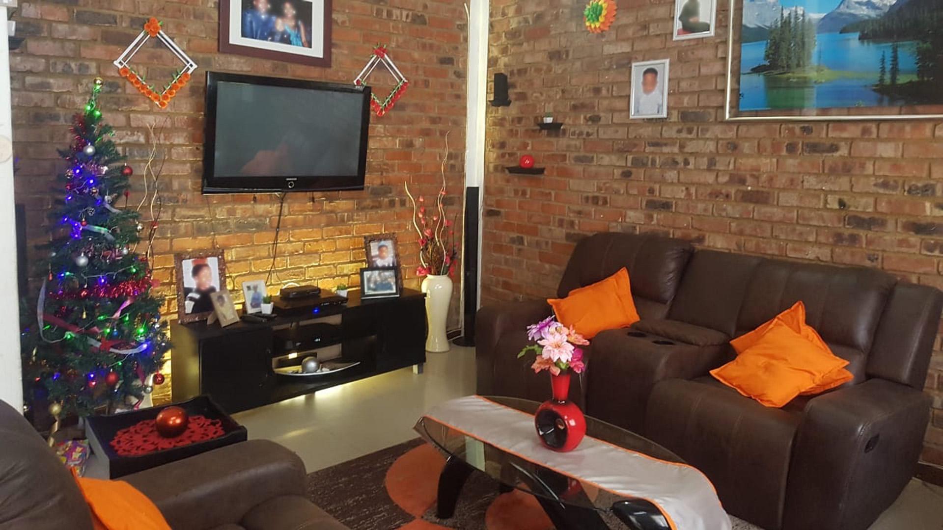 Lounges of property in Germiston South