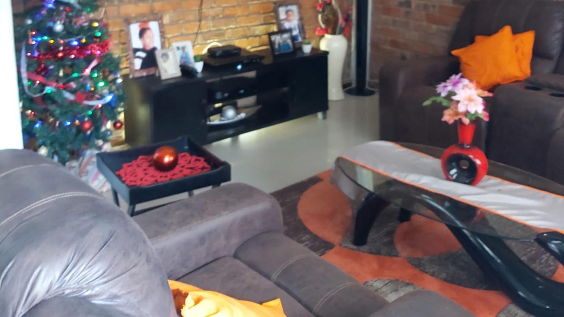 Lounges of property in Germiston South