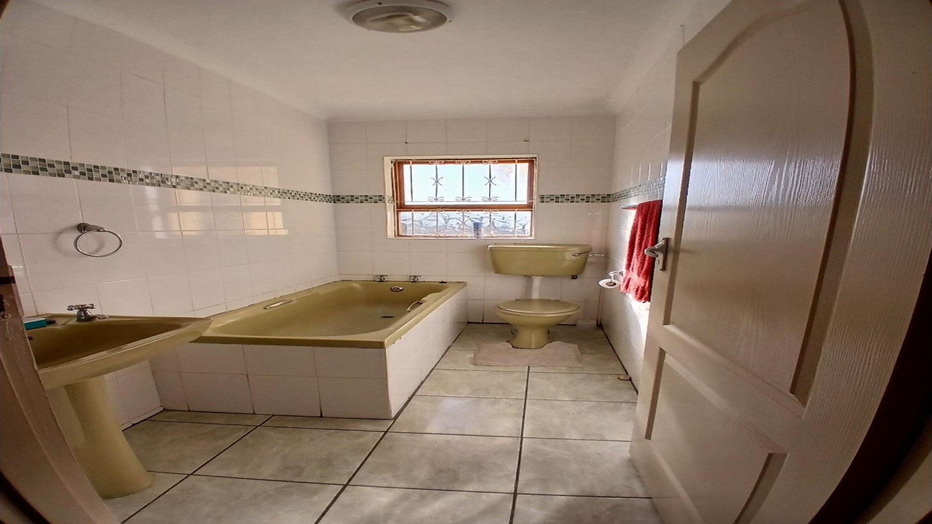 Bathroom 2 of property in Kwamagxaki