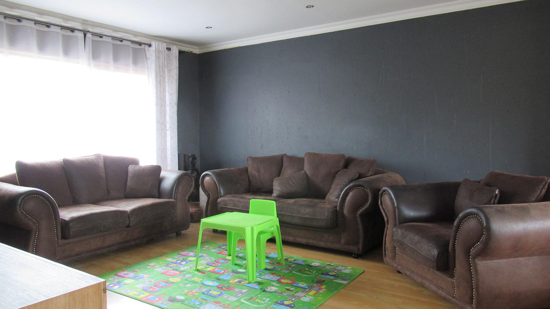 Lounges - 63 square meters of property in Vanderbijlpark
