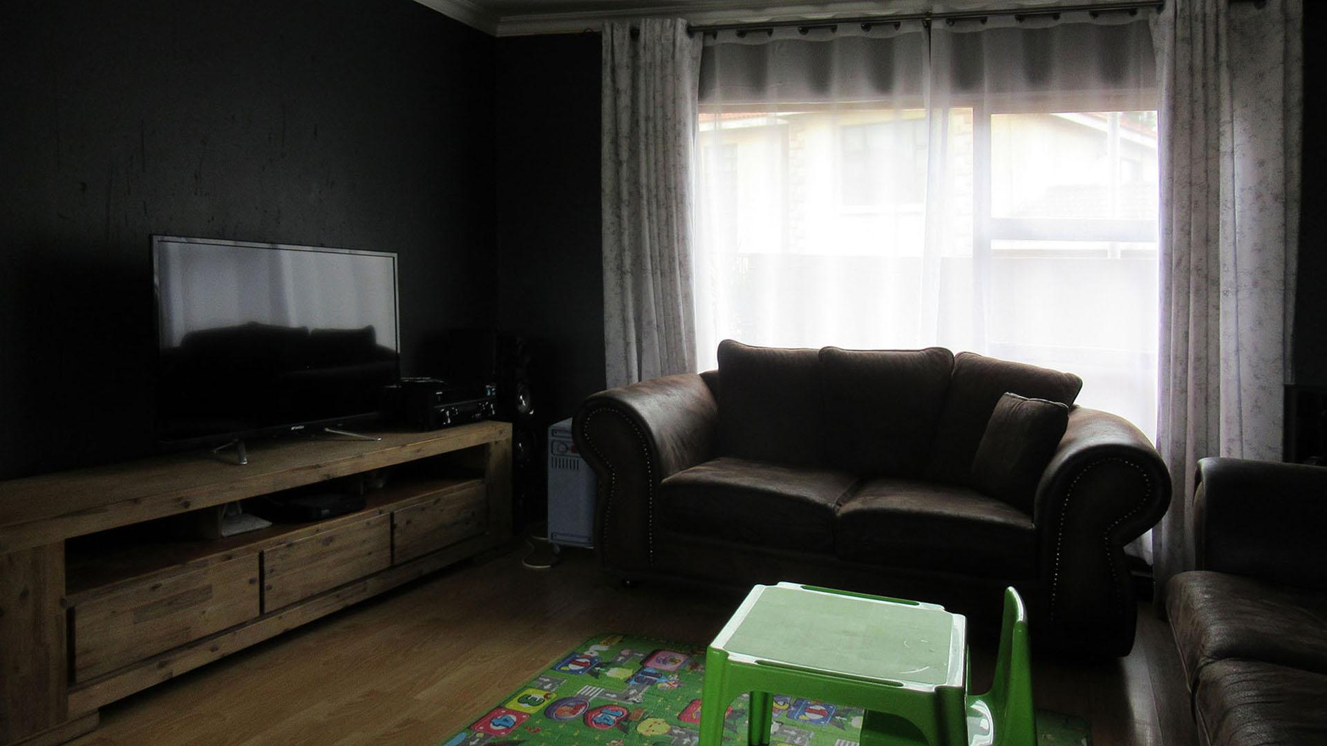 Lounges - 63 square meters of property in Vanderbijlpark