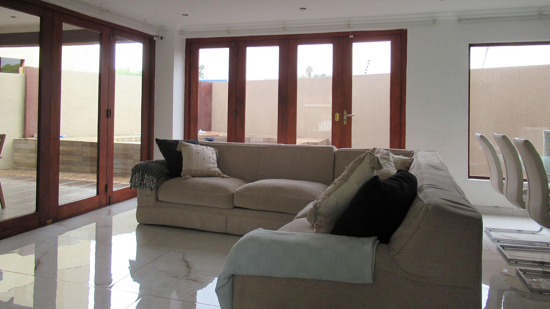 Lounges - 63 square meters of property in Vanderbijlpark