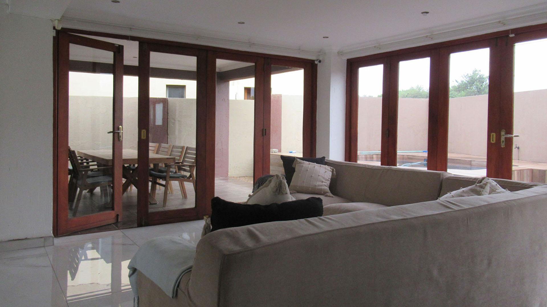 Lounges - 63 square meters of property in Vanderbijlpark