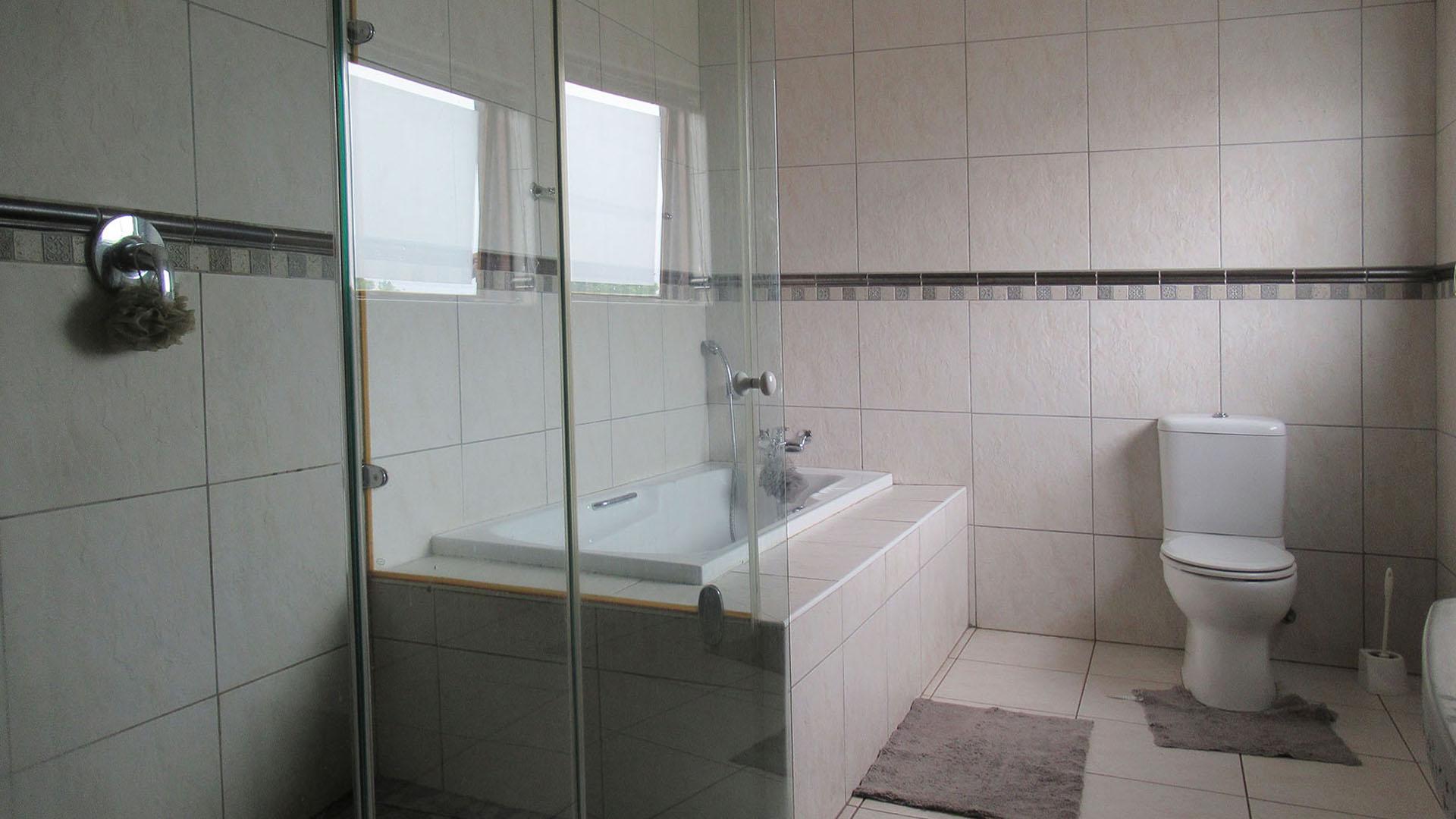 Bathroom 1 - 12 square meters of property in Vanderbijlpark