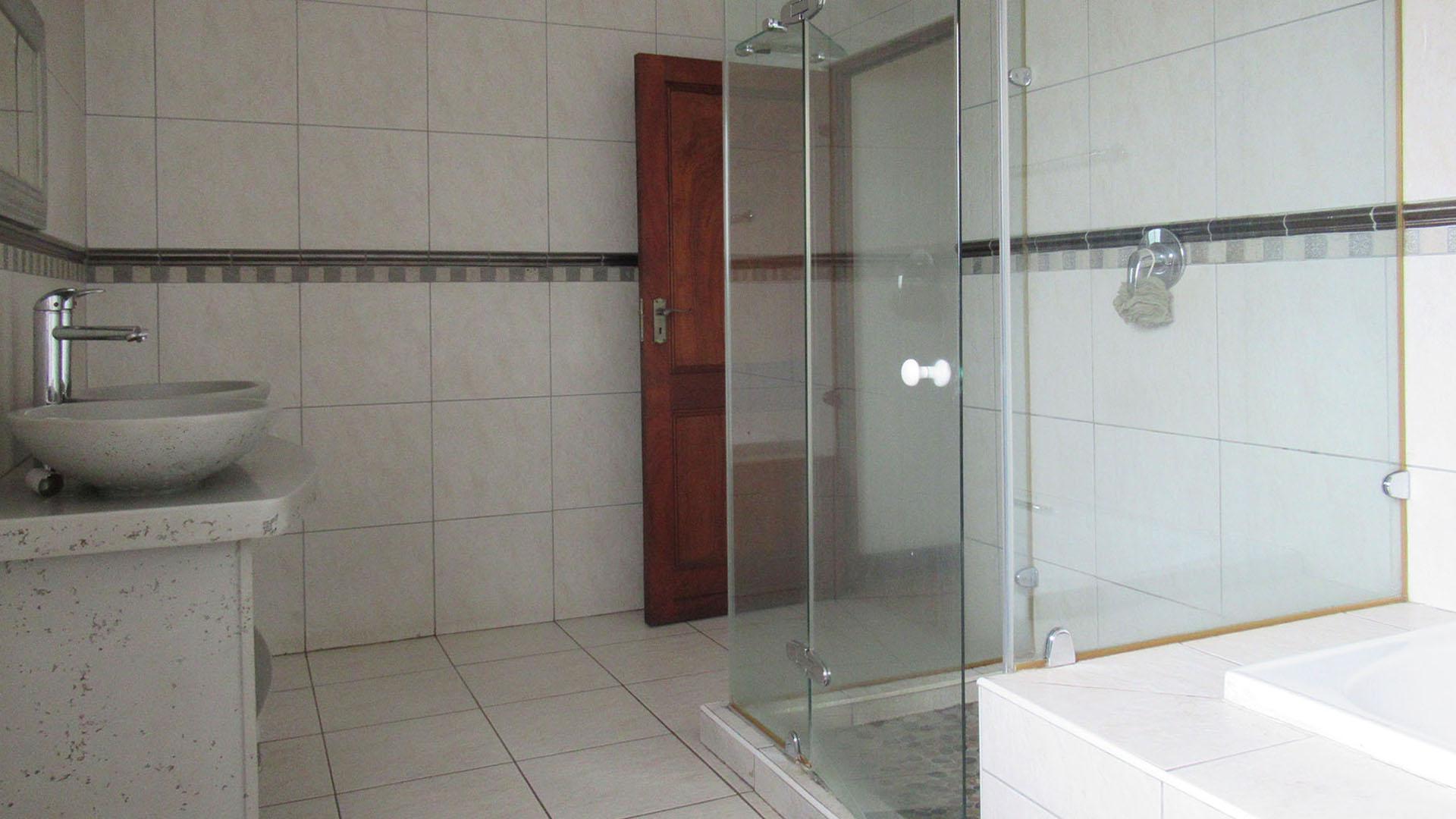 Bathroom 1 - 12 square meters of property in Vanderbijlpark