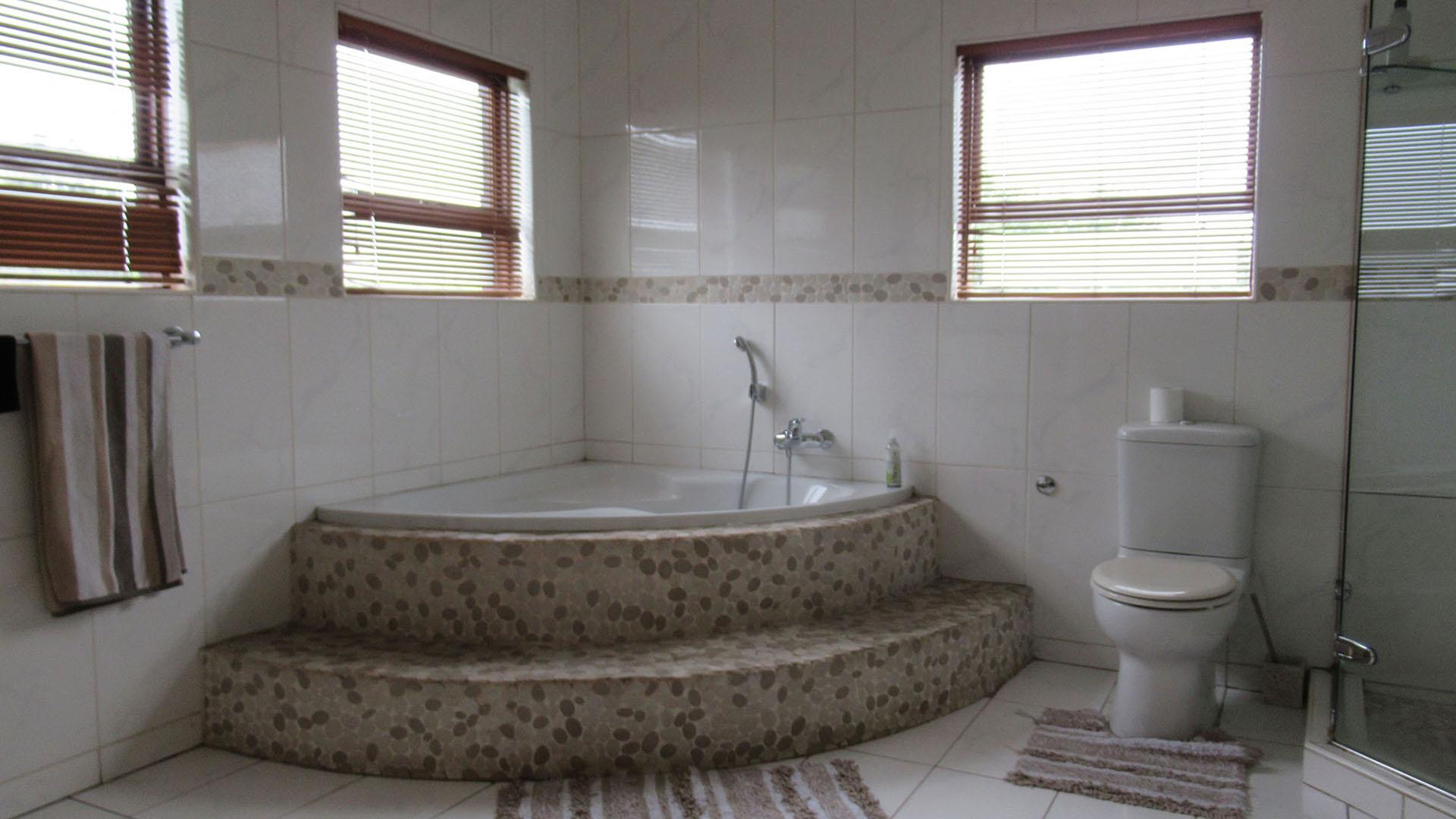 Main Bathroom - 12 square meters of property in Vanderbijlpark