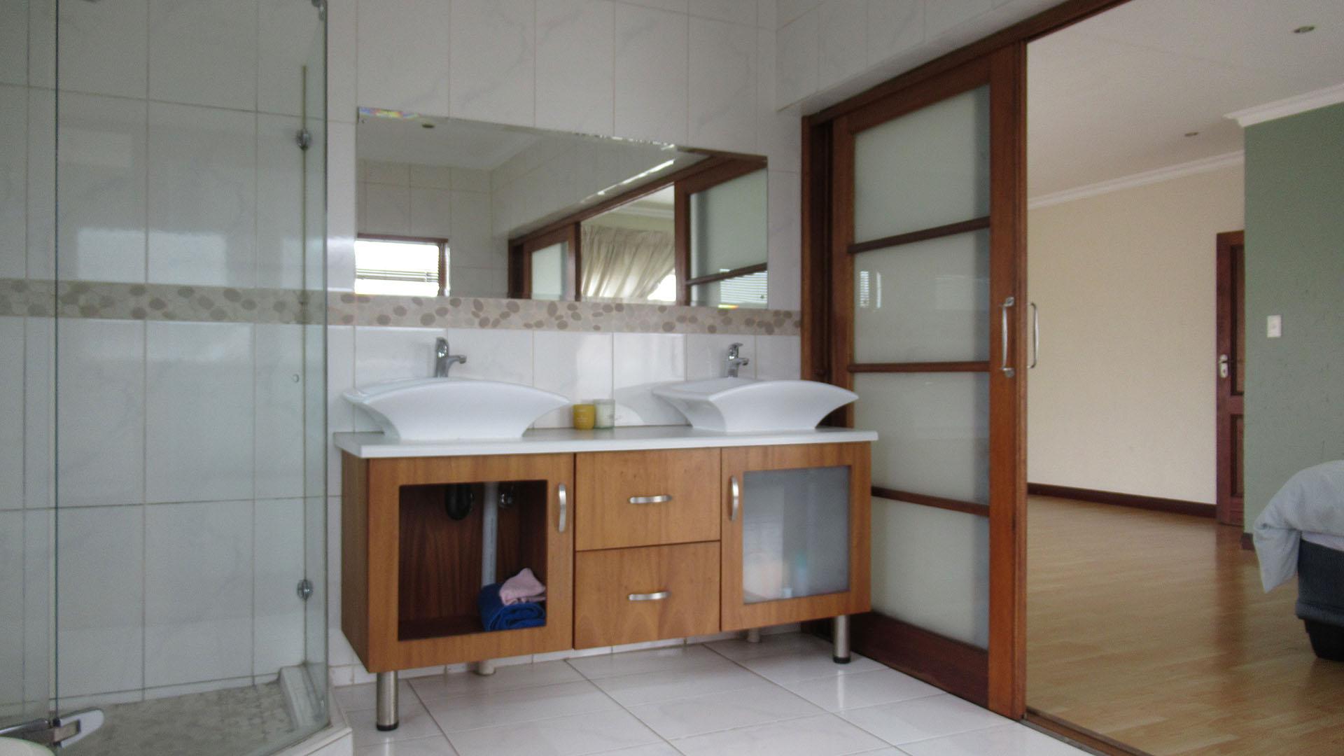Main Bathroom - 12 square meters of property in Vanderbijlpark
