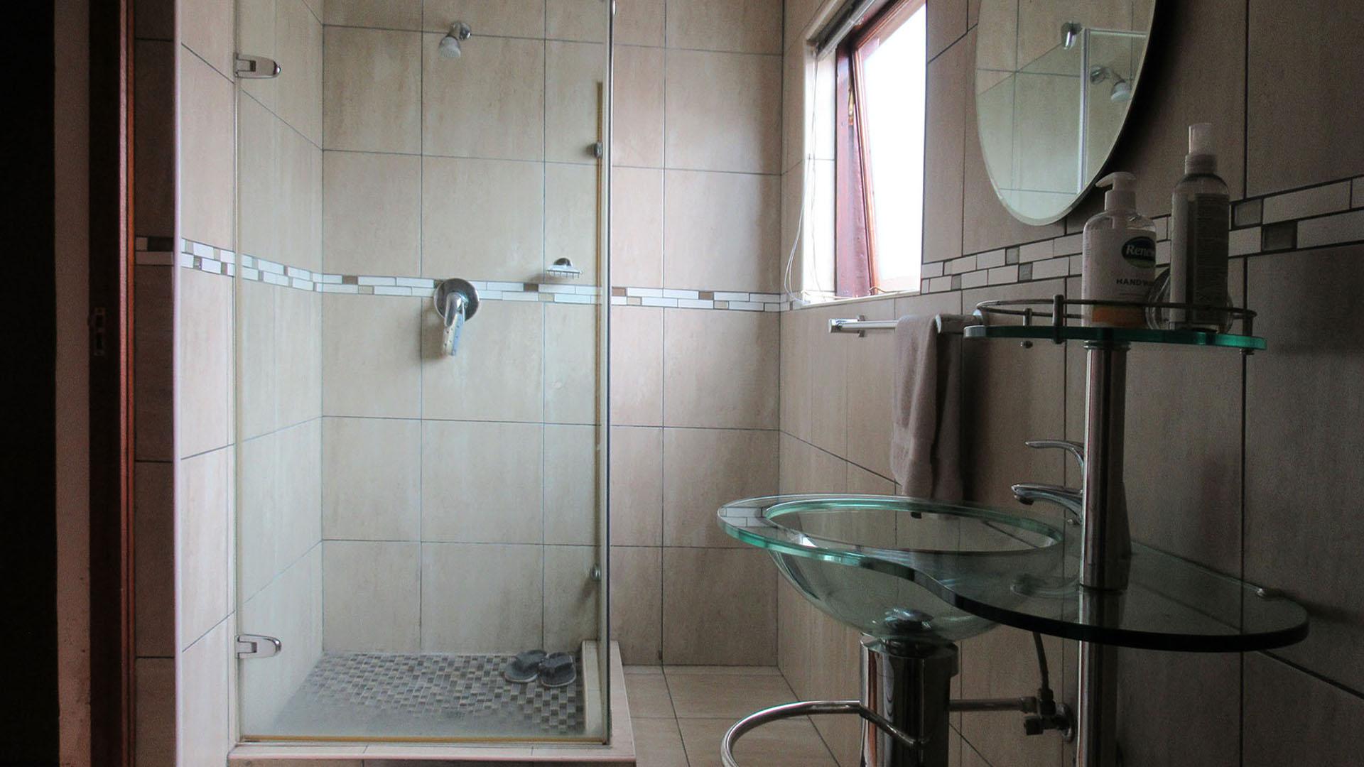 Bathroom 2 - 7 square meters of property in Vanderbijlpark