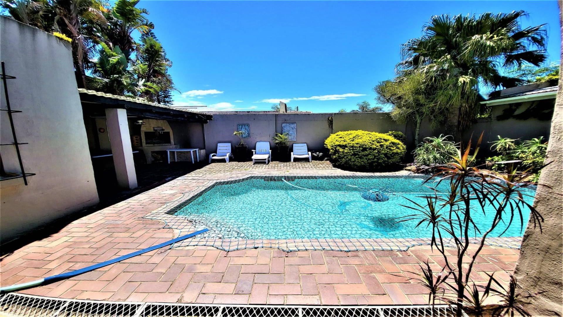 Swimming Pool of property in Blue Bend