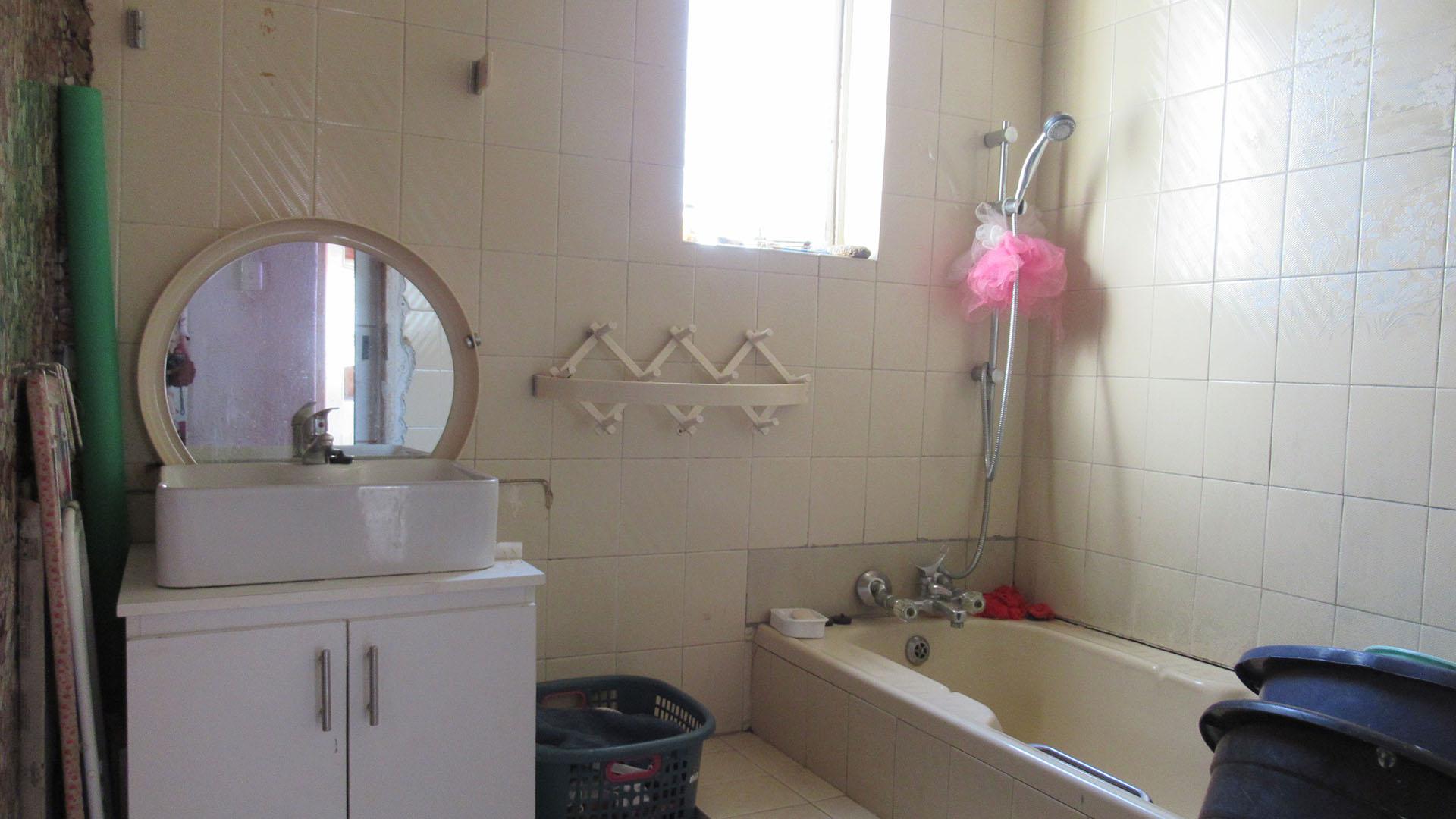 Bathroom 2 - 5 square meters of property in Rosettenville
