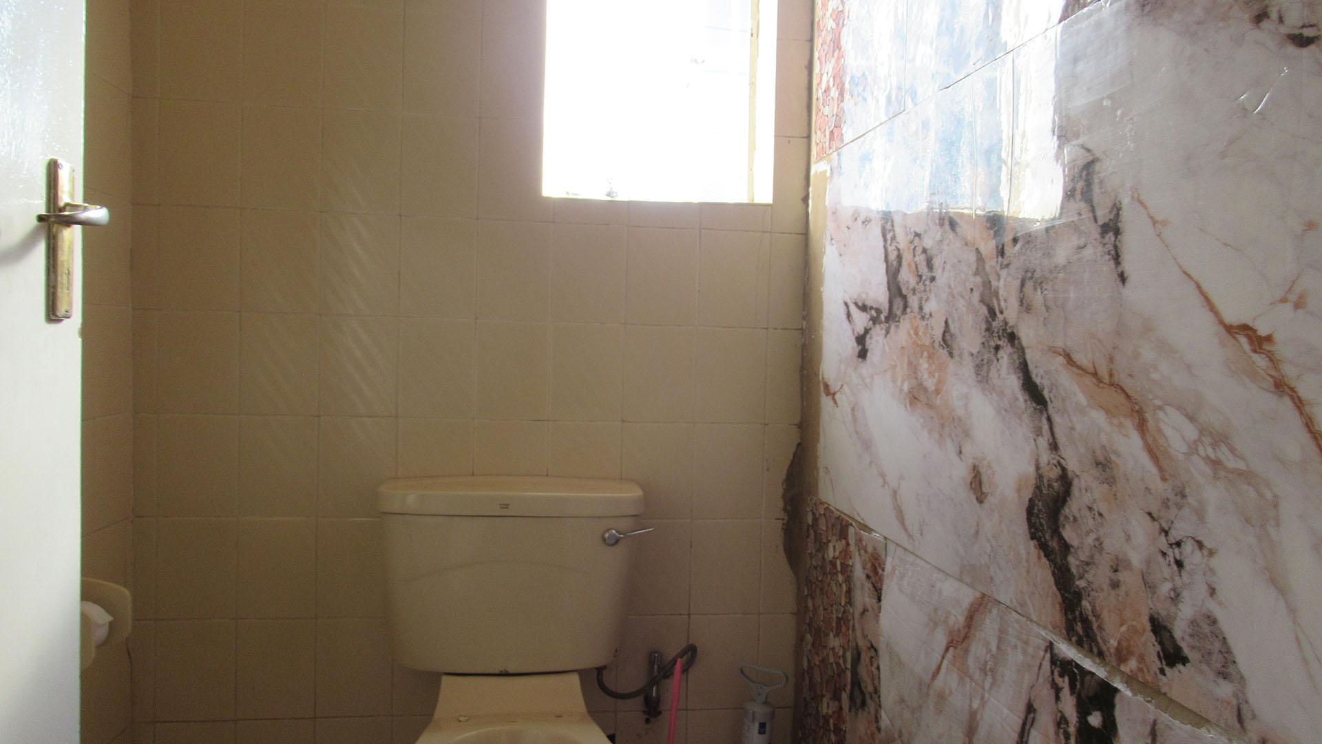 Bathroom 1 - 3 square meters of property in Rosettenville