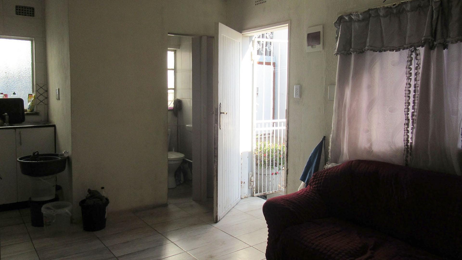 Lounges - 36 square meters of property in Rosettenville