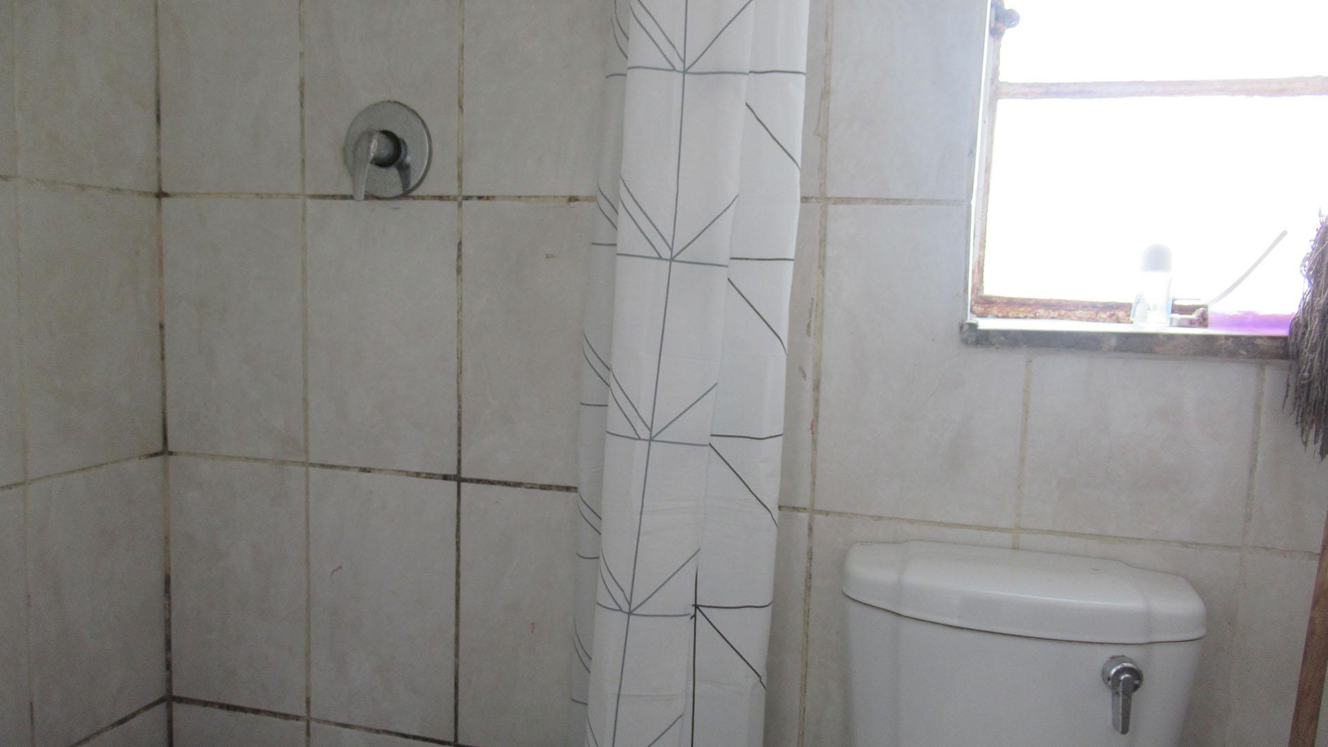 Bathroom 3+ - 4 square meters of property in Rosettenville