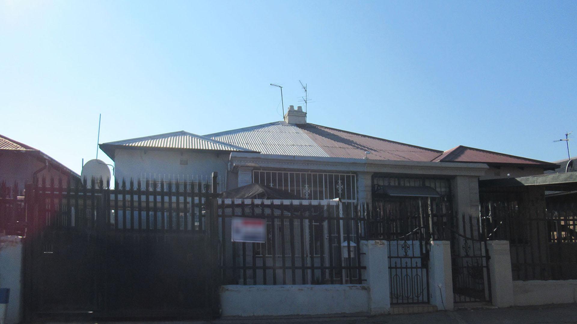 Front View of property in Rosettenville