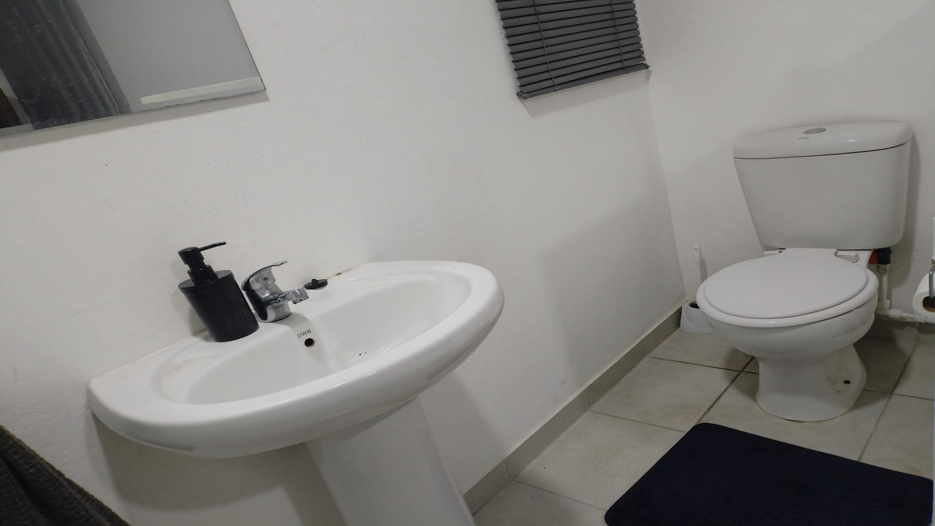 Bathroom 1 of property in Athlone Park