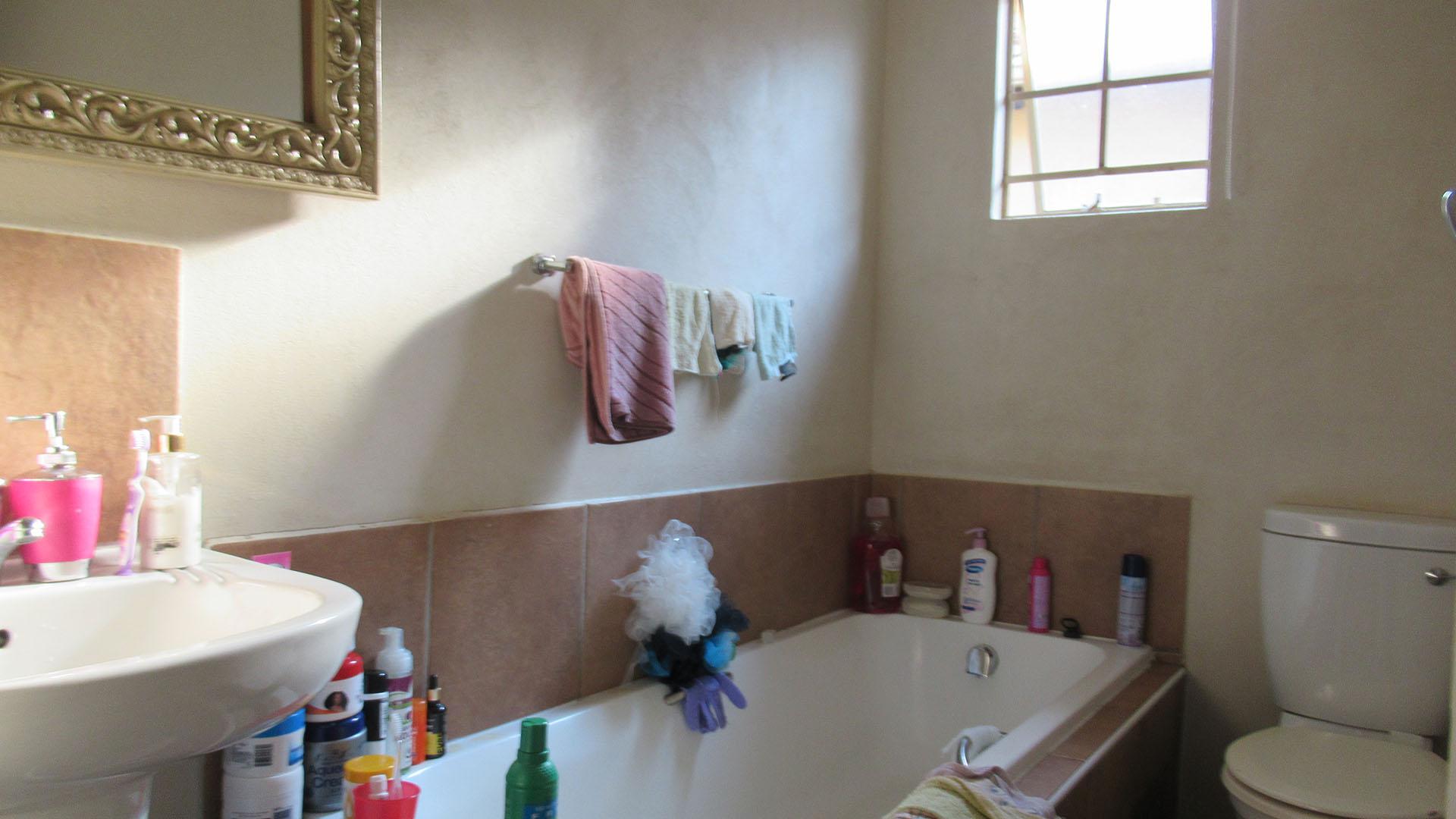 Bathroom 1 - 5 square meters of property in Watervalspruit (Vaal)