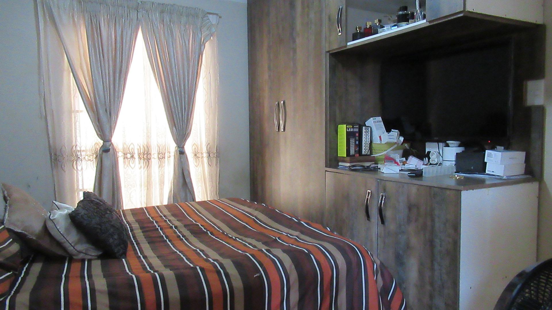 Main Bedroom - 12 square meters of property in Watervalspruit (Vaal)