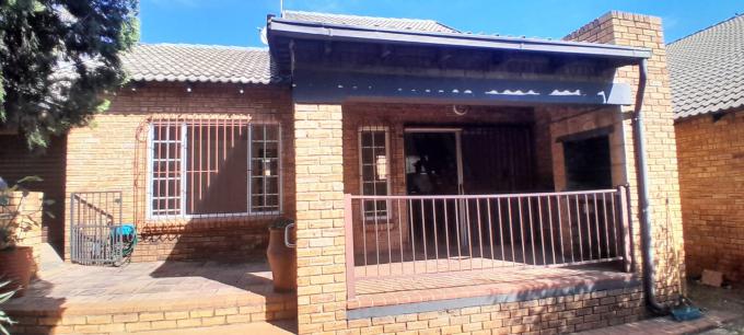 2 Bedroom Apartment for Sale For Sale in Weltevreden Park - MR720879