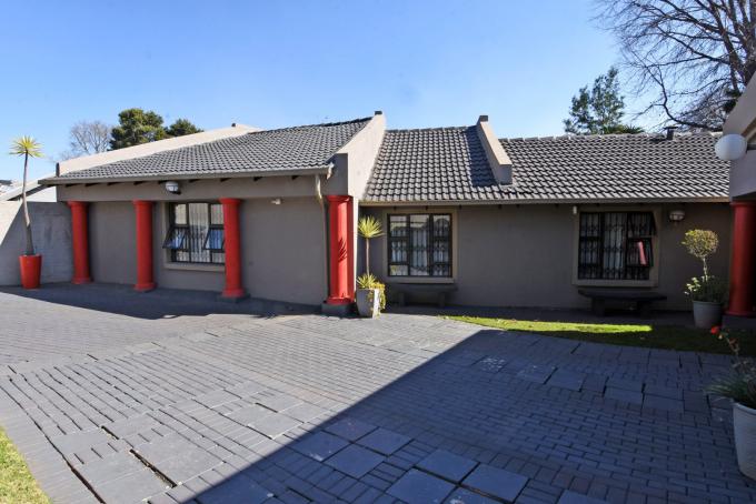 4 Bedroom House for Sale For Sale in Weltevreden Park - MR720886