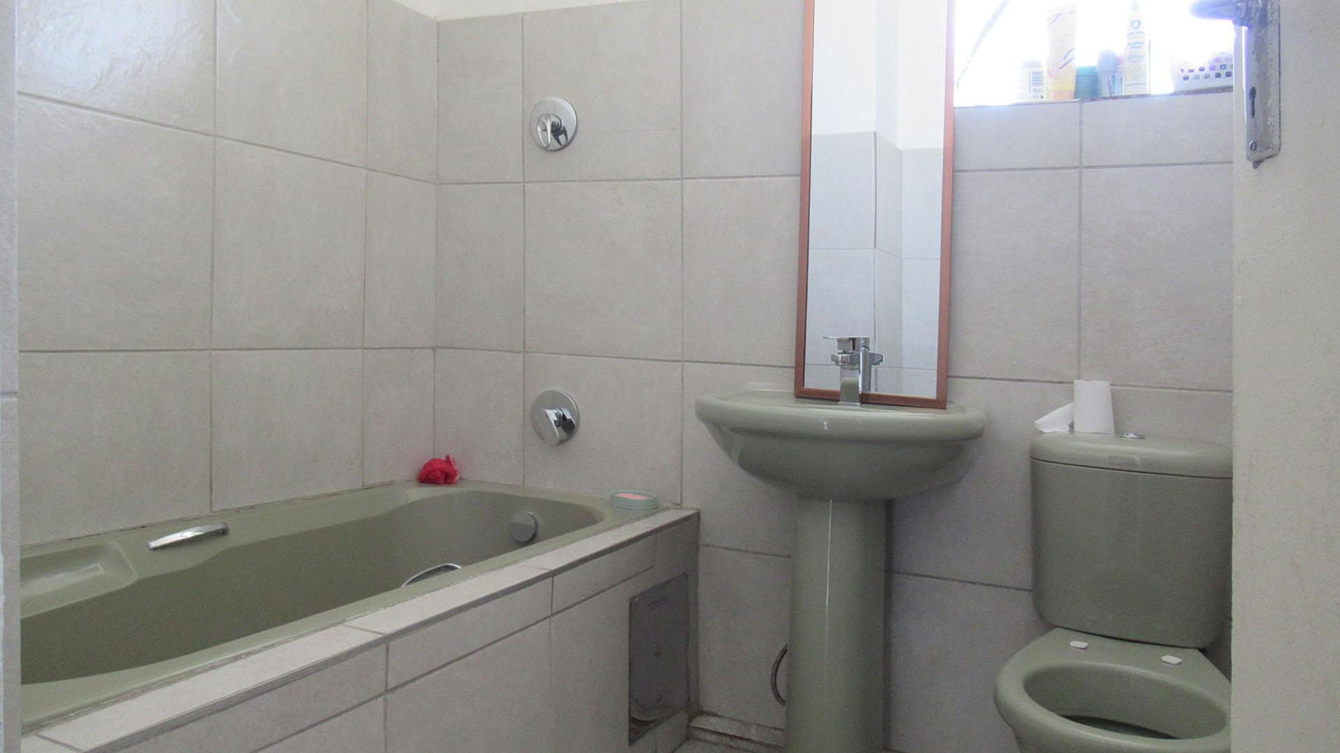 Main Bathroom - 5 square meters of property in Dinwiddie