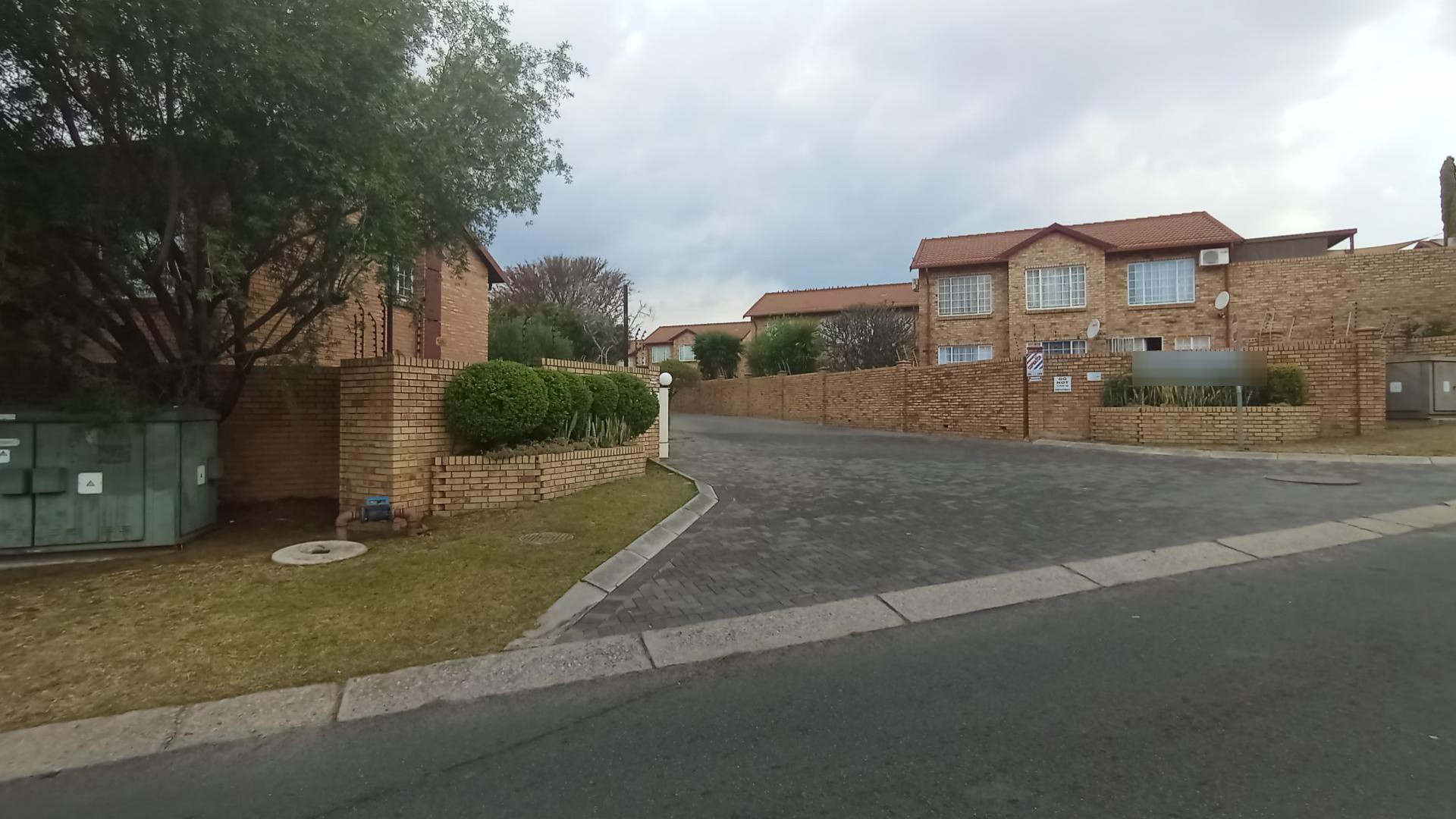Front View of property in The Reeds