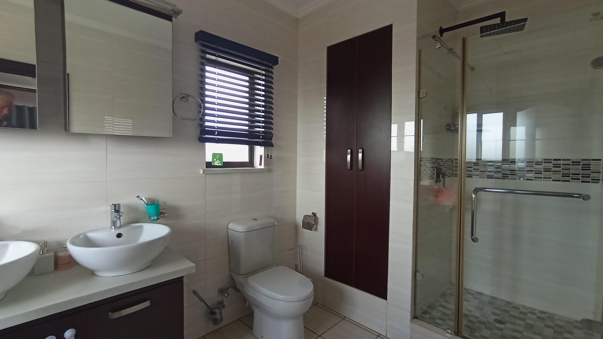 Main Bathroom - 10 square meters of property in Summerset
