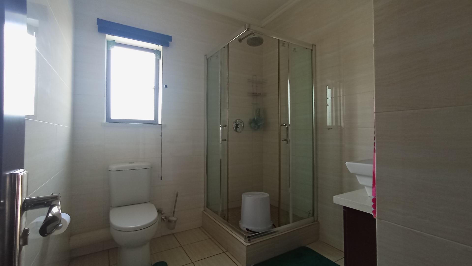 Bathroom 1 - 6 square meters of property in Summerset