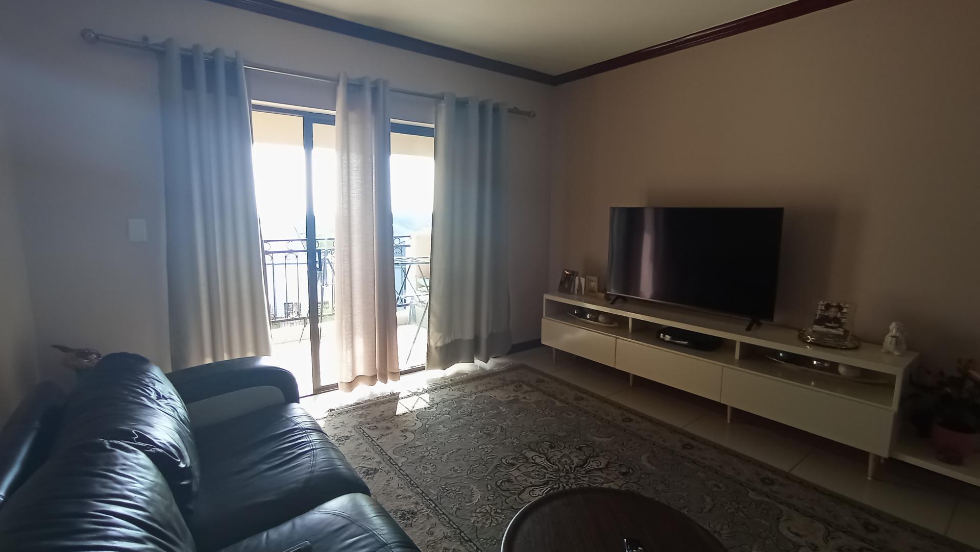 Lounges - 14 square meters of property in Summerset