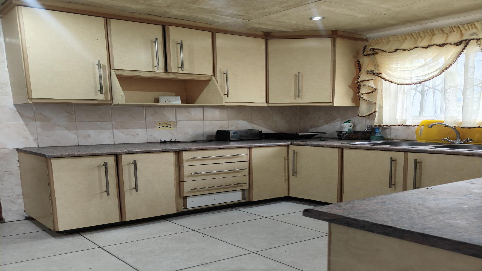 Kitchen of property in Ohlanga