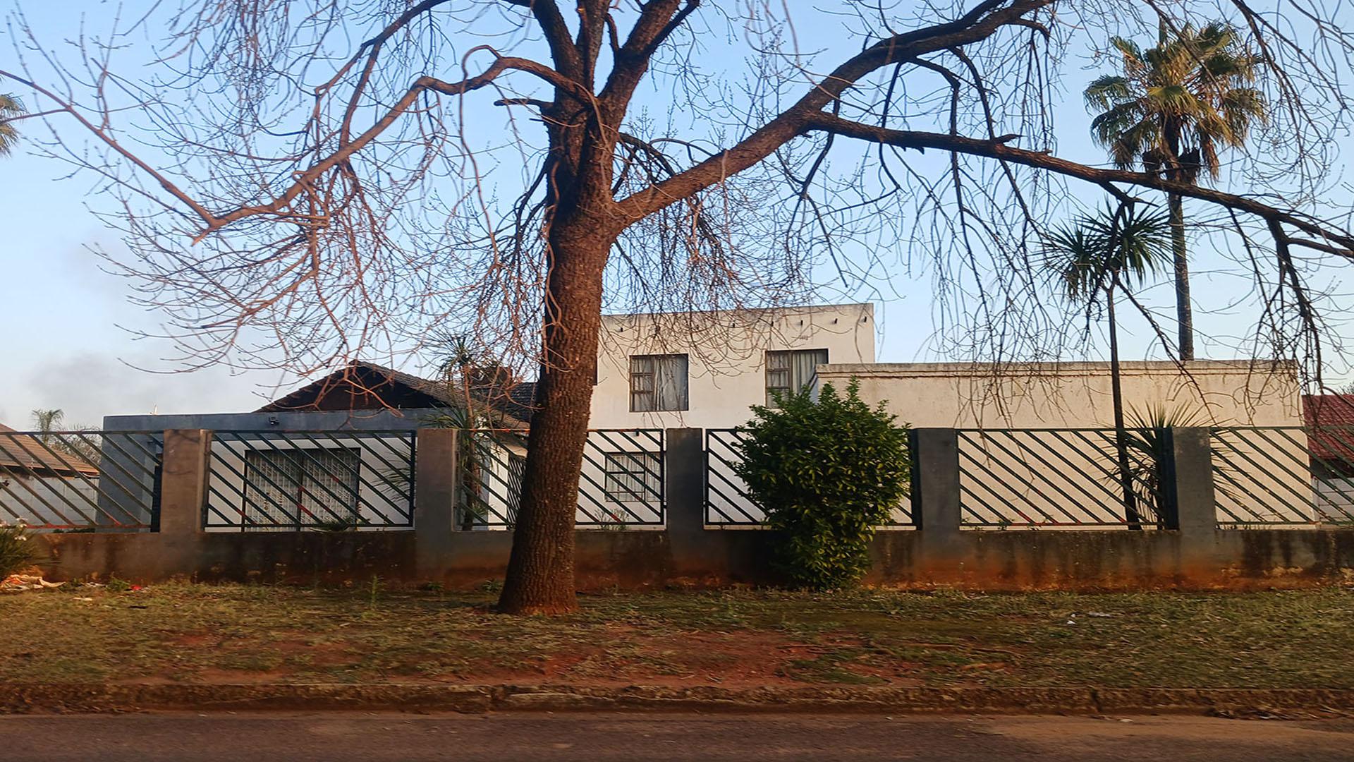Front View of property in Rondebult