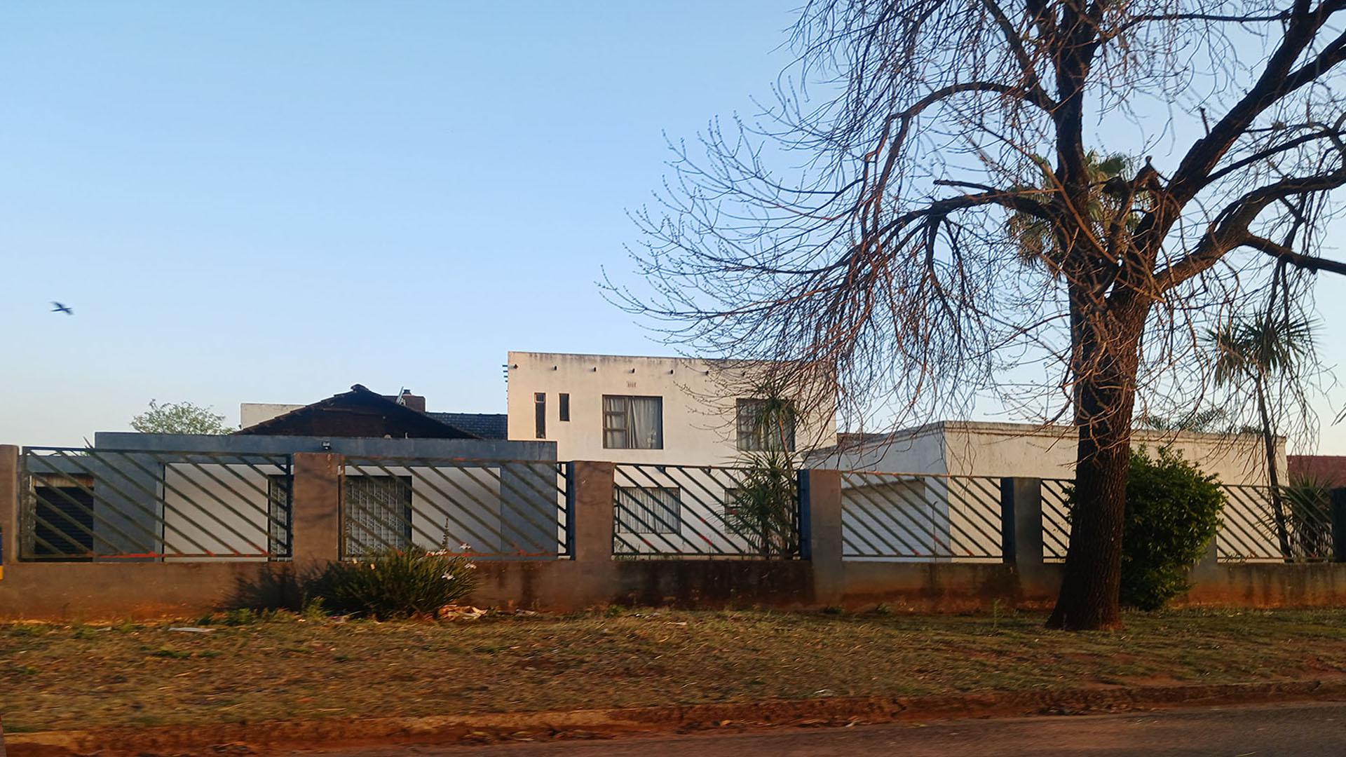Front View of property in Rondebult