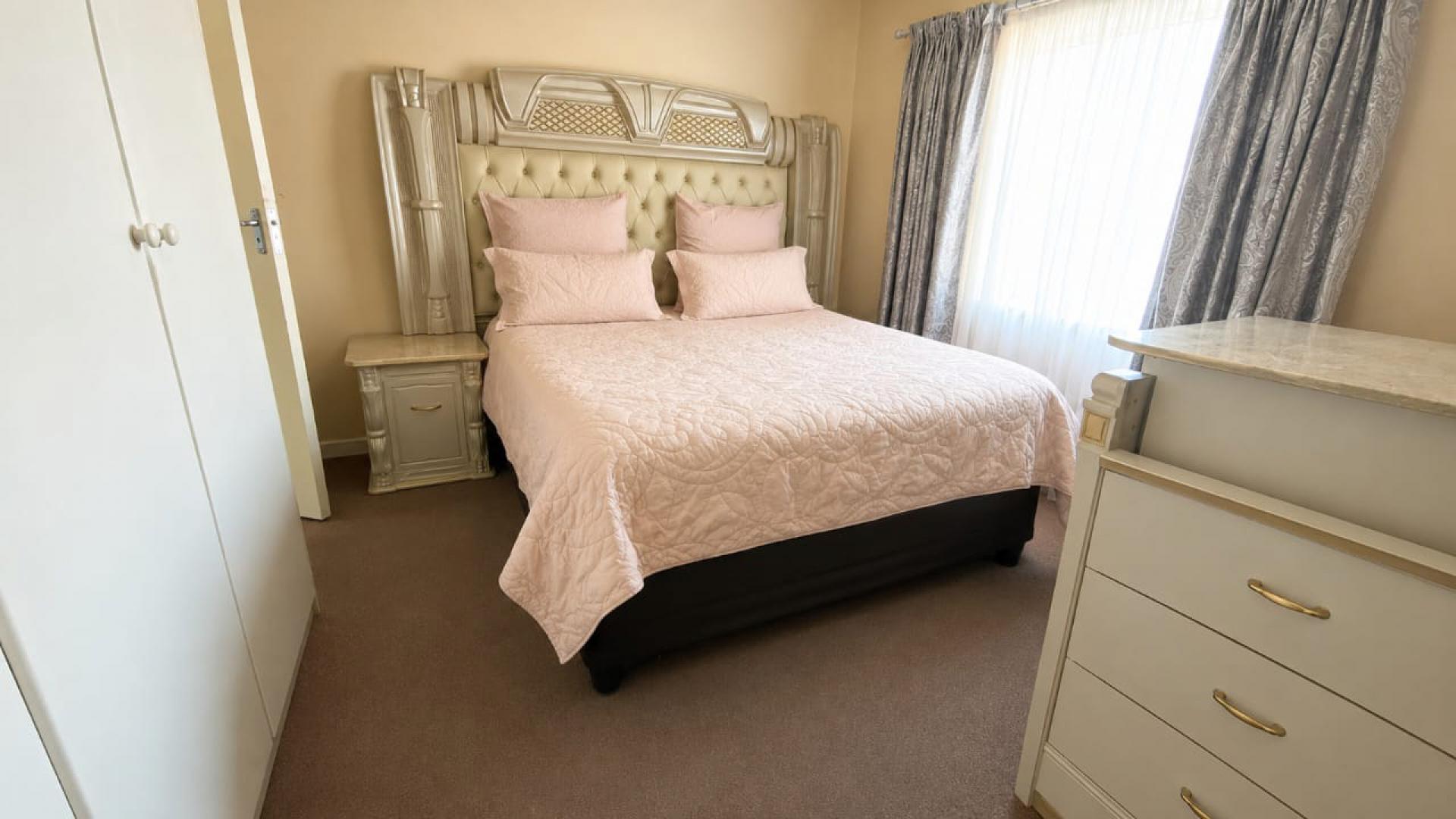 Bed Room 1 of property in Halfway Gardens