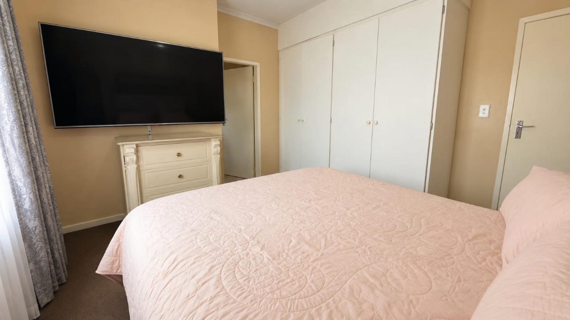 Bed Room 1 of property in Halfway Gardens
