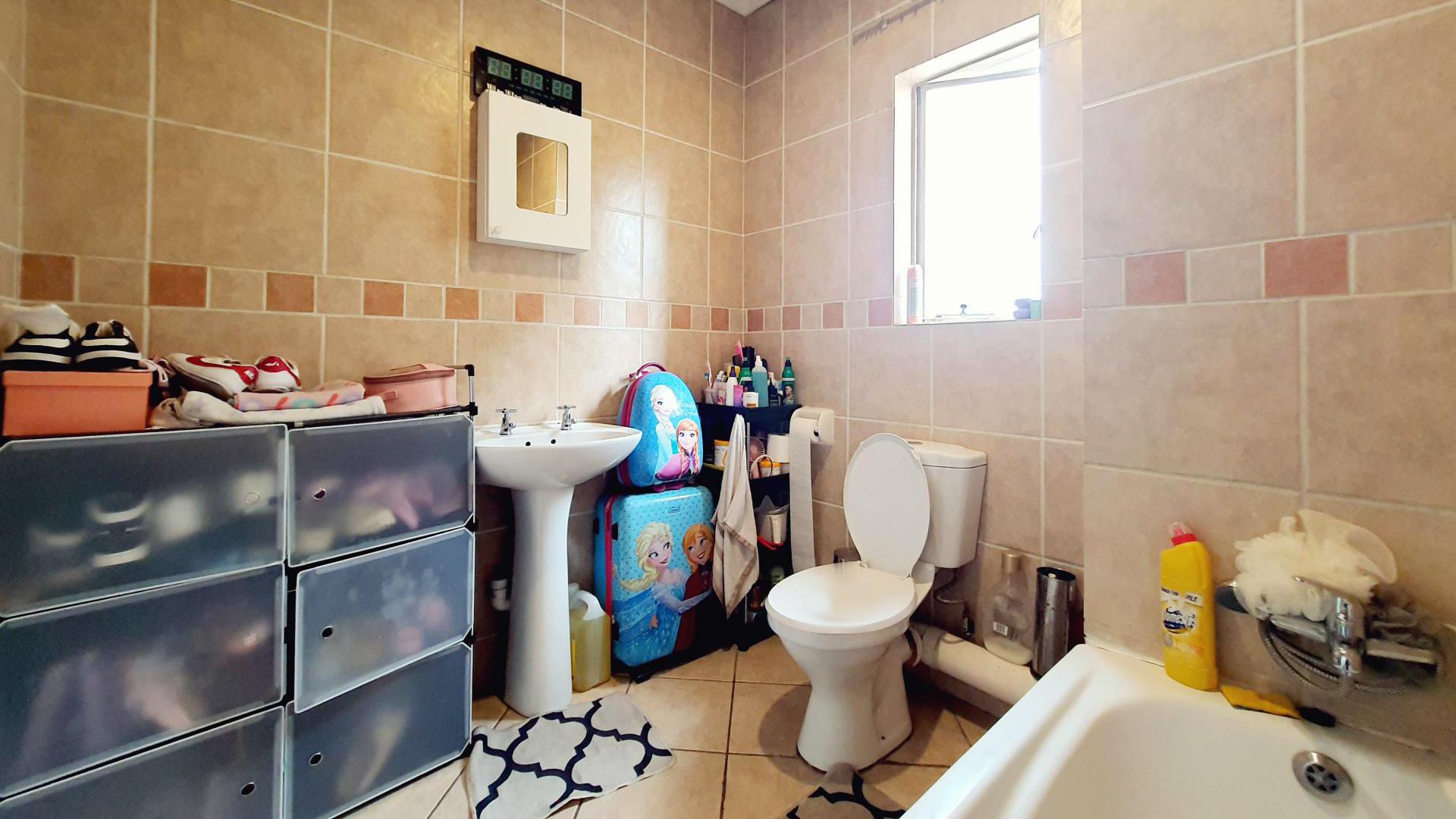 Bathroom 1 of property in Halfway Gardens
