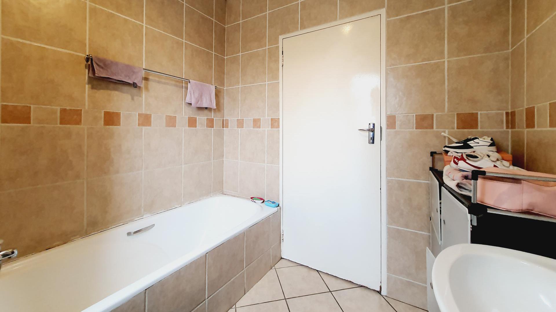 Bathroom 1 of property in Halfway Gardens