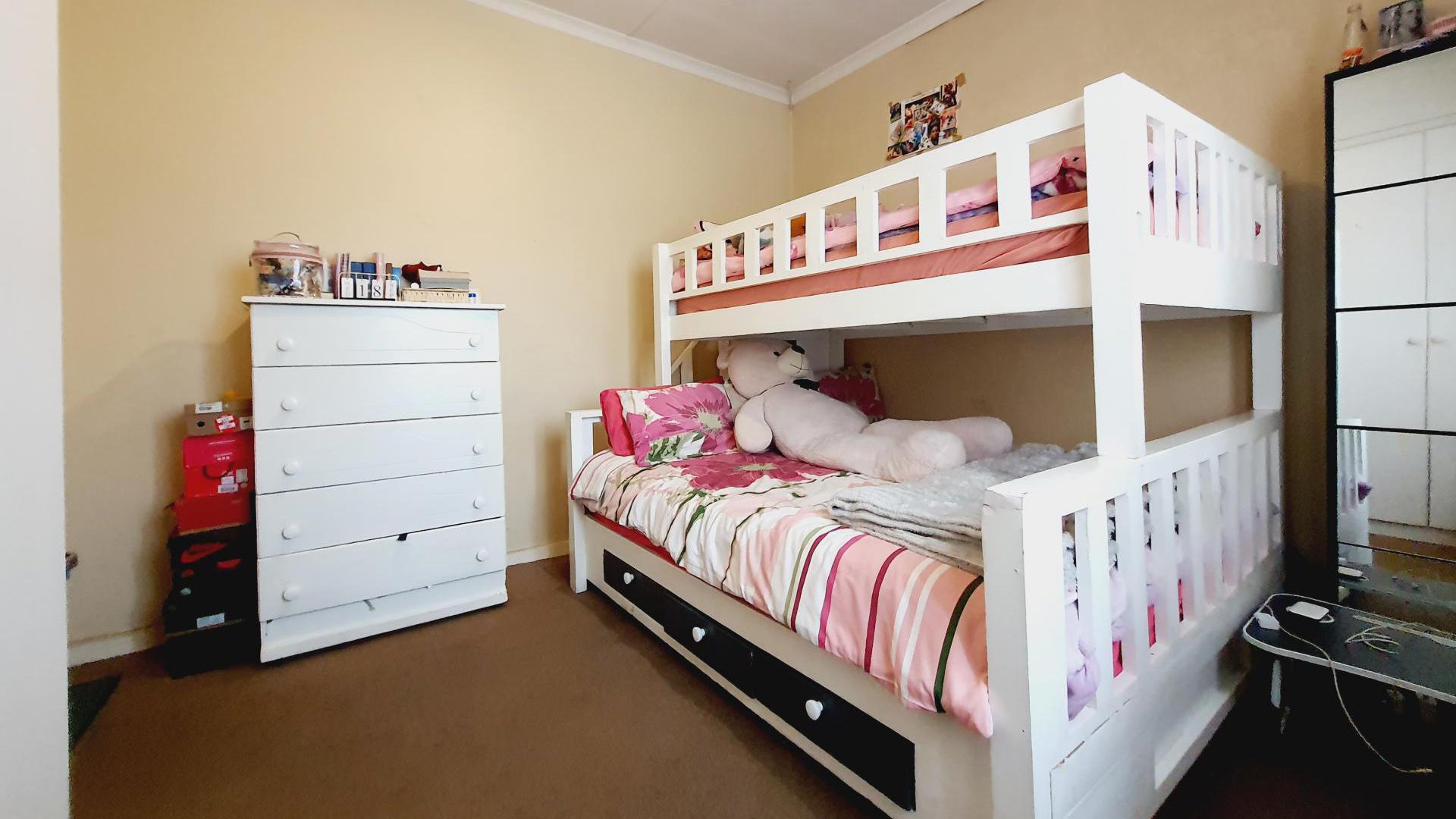 Bed Room 1 of property in Halfway Gardens