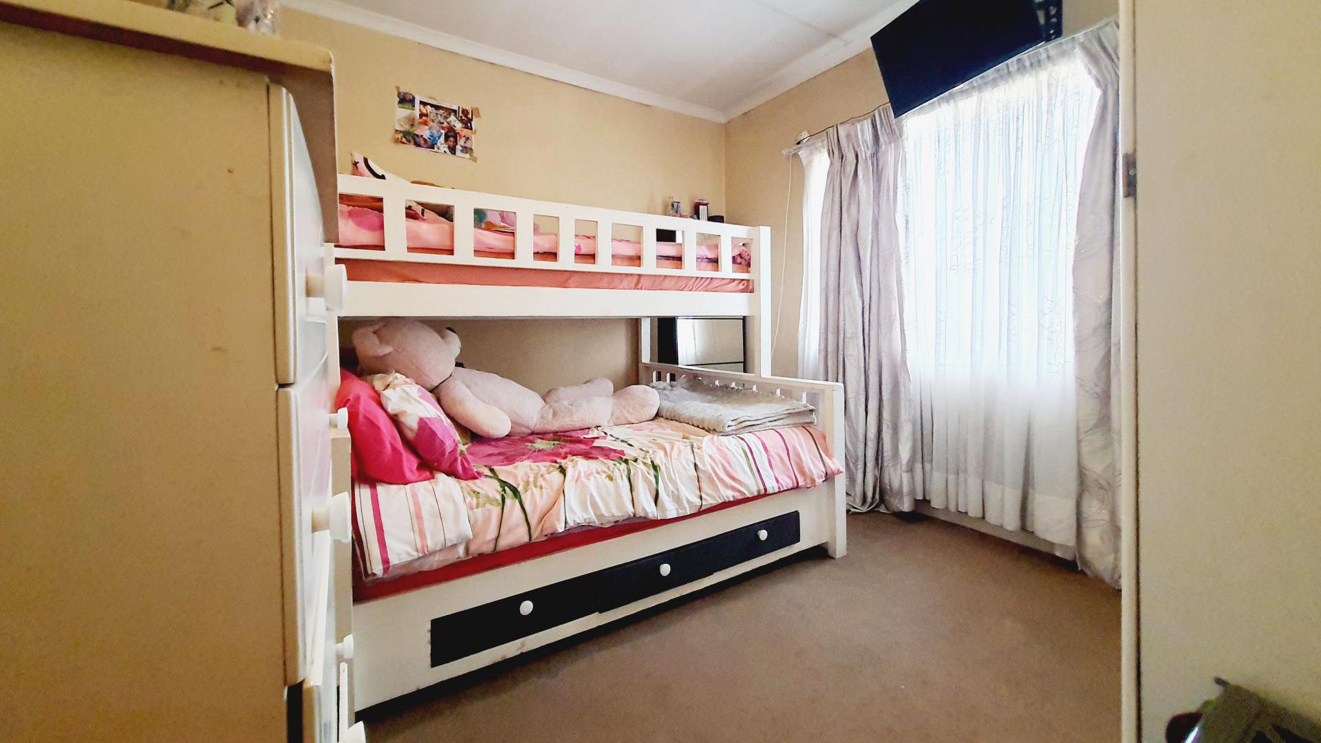 Bed Room 1 of property in Halfway Gardens