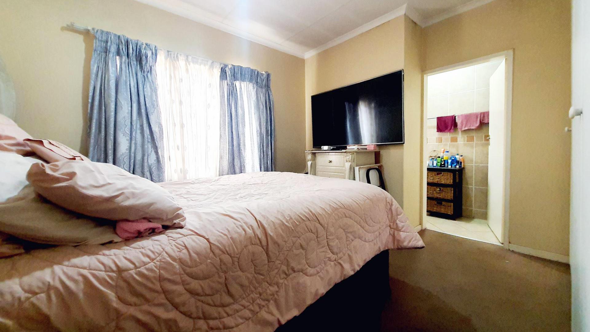 Main Bedroom of property in Halfway Gardens
