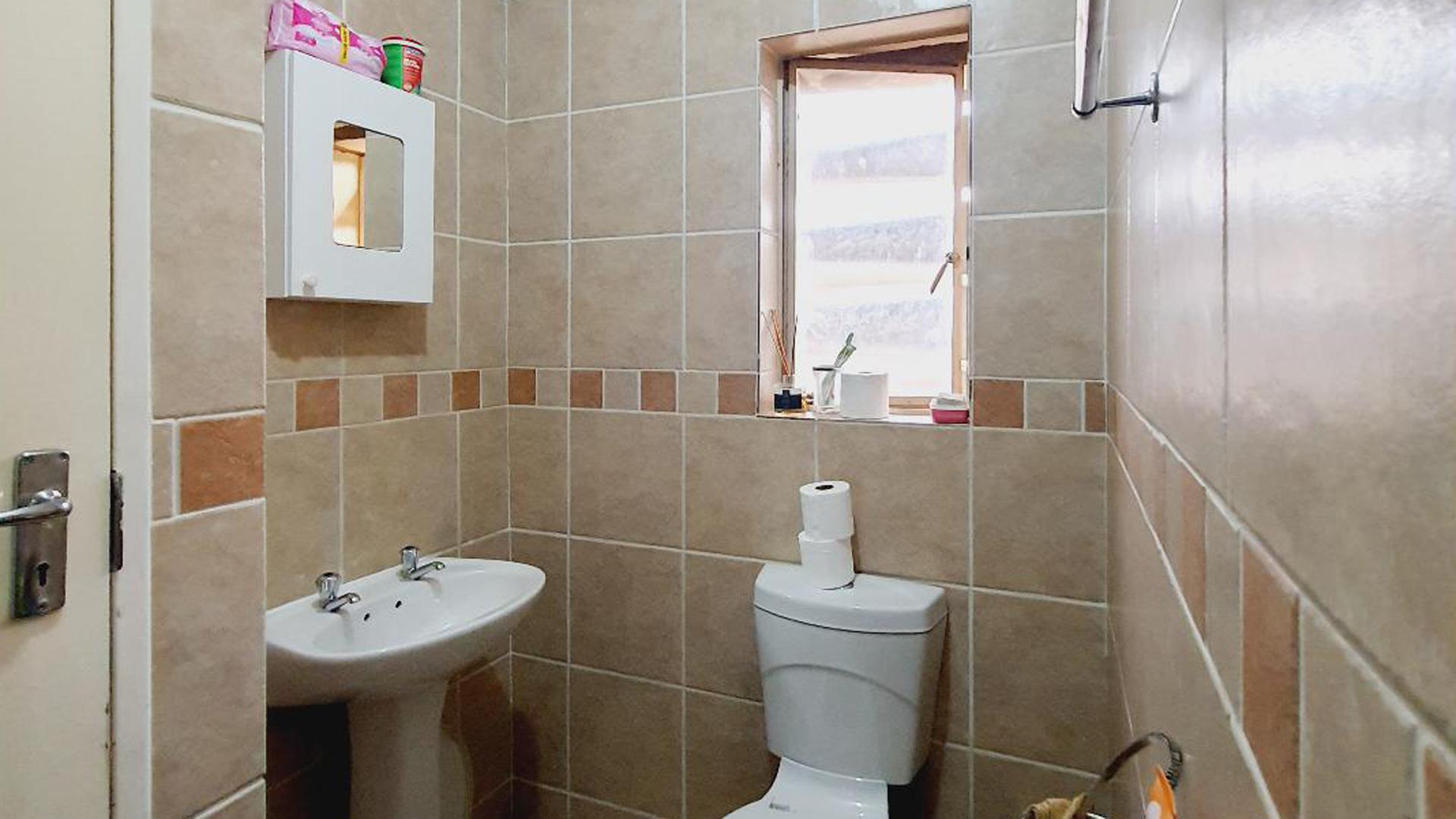 Main Bathroom of property in Halfway Gardens