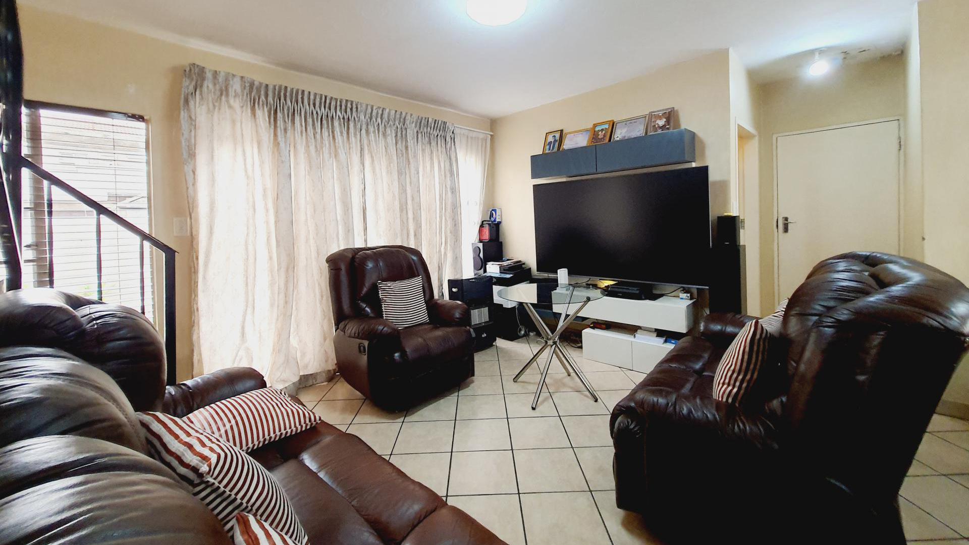 Lounges of property in Halfway Gardens