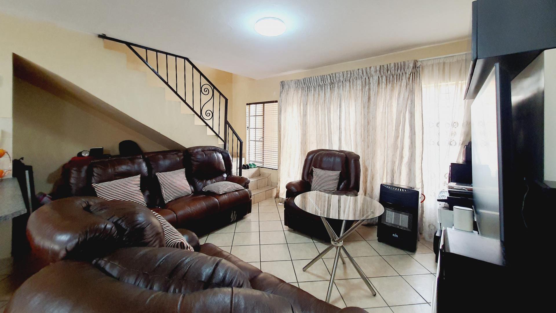 Lounges of property in Halfway Gardens