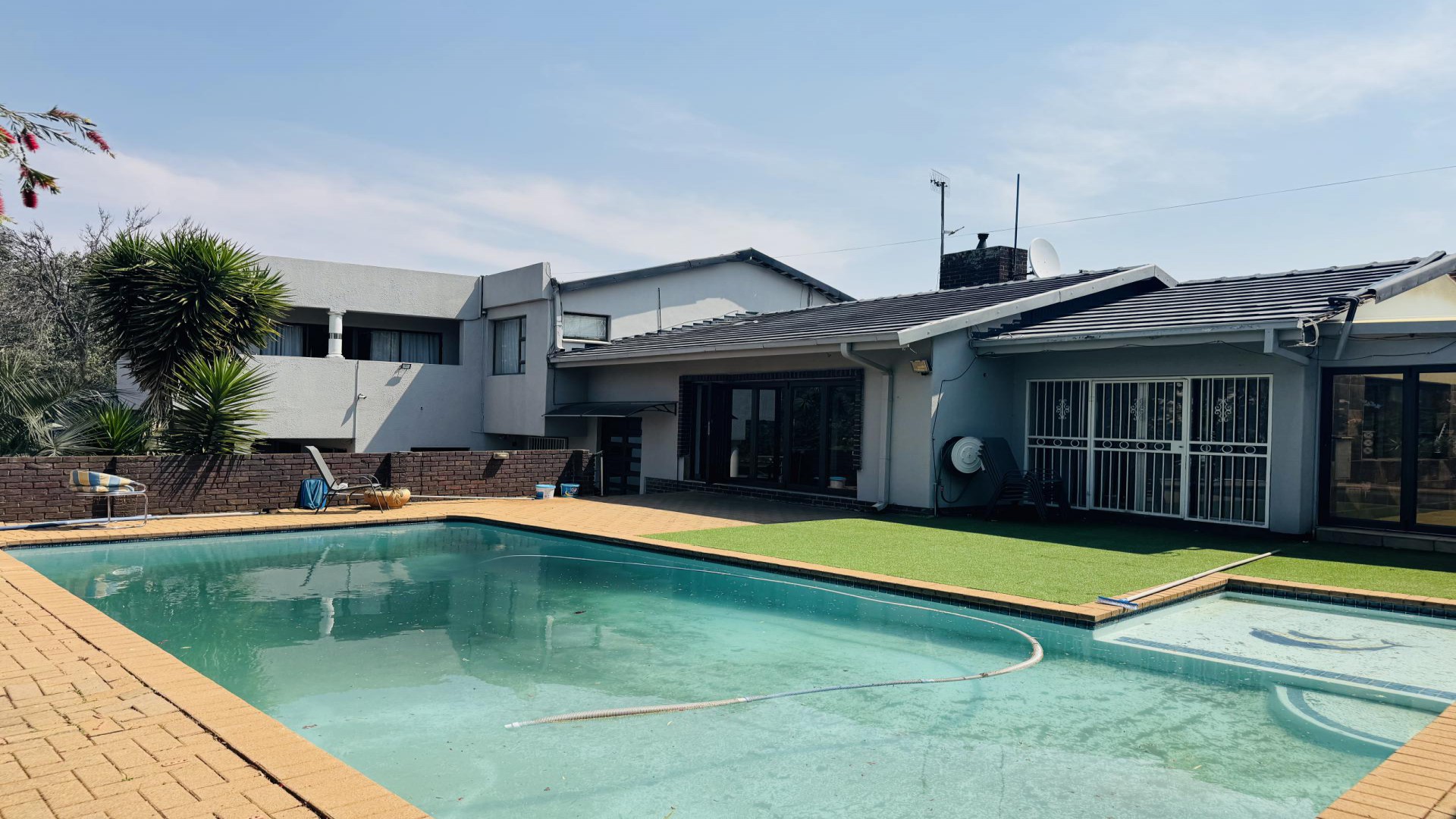 Swimming Pool of property in Mondeor