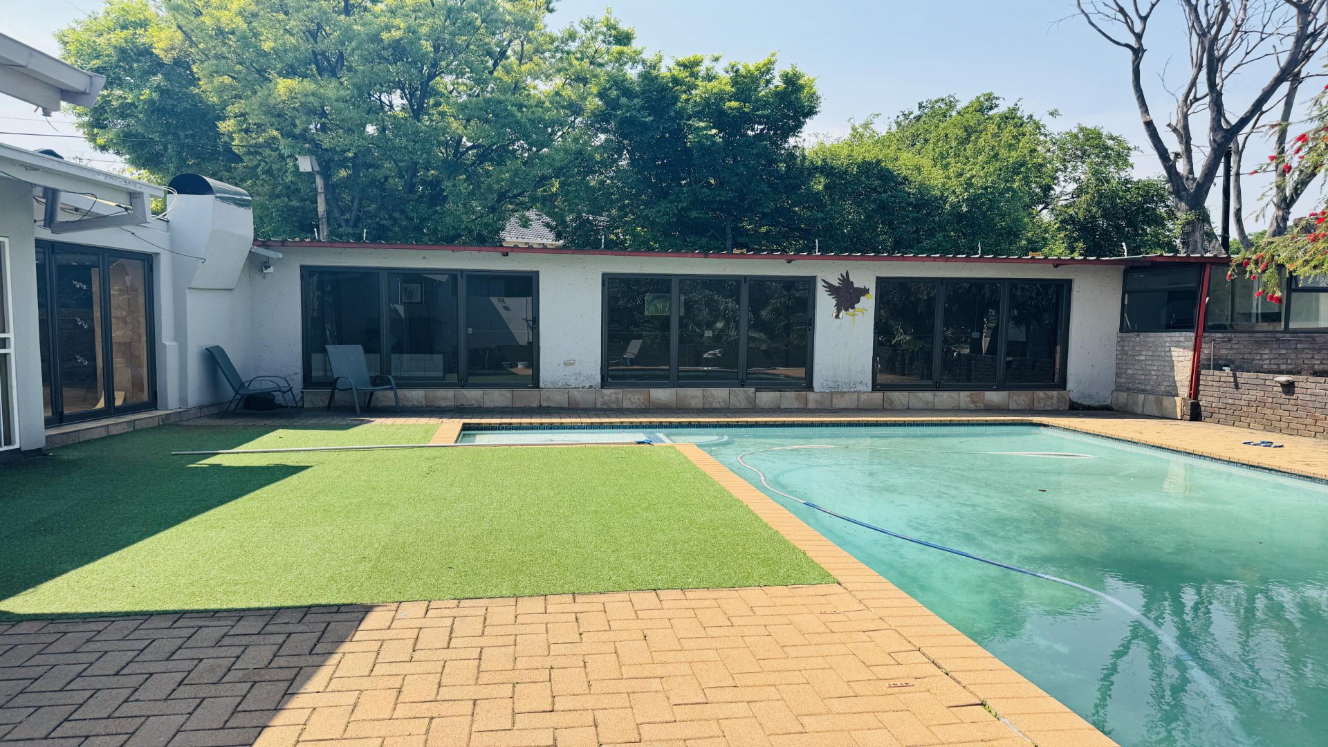 Swimming Pool of property in Mondeor
