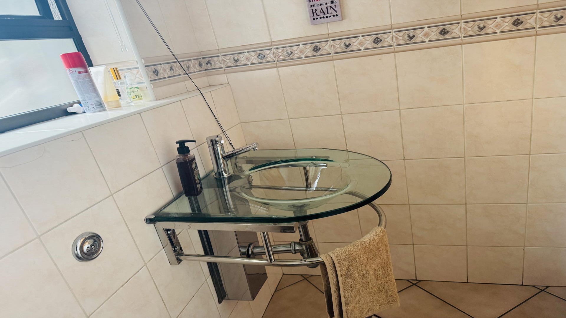 Bathroom 1 of property in Mondeor