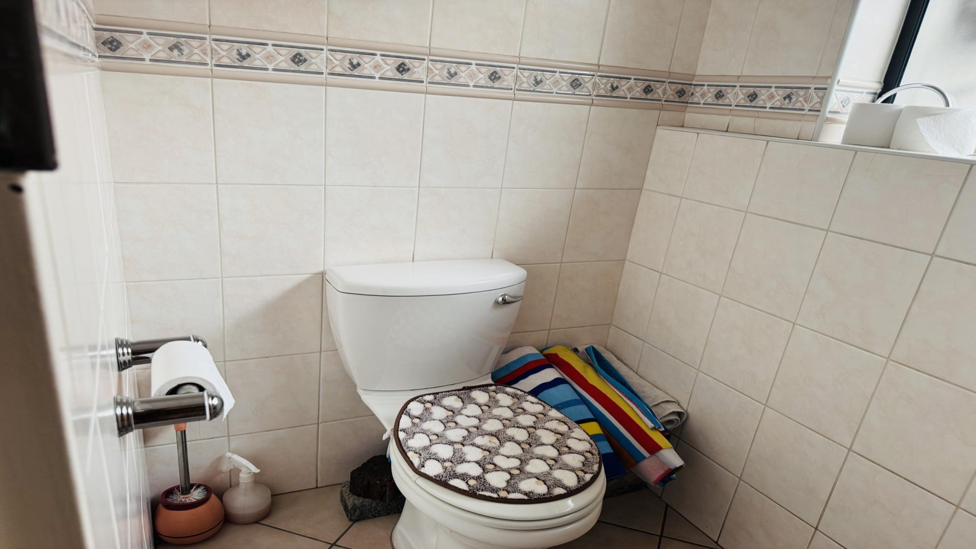 Bathroom 1 of property in Mondeor