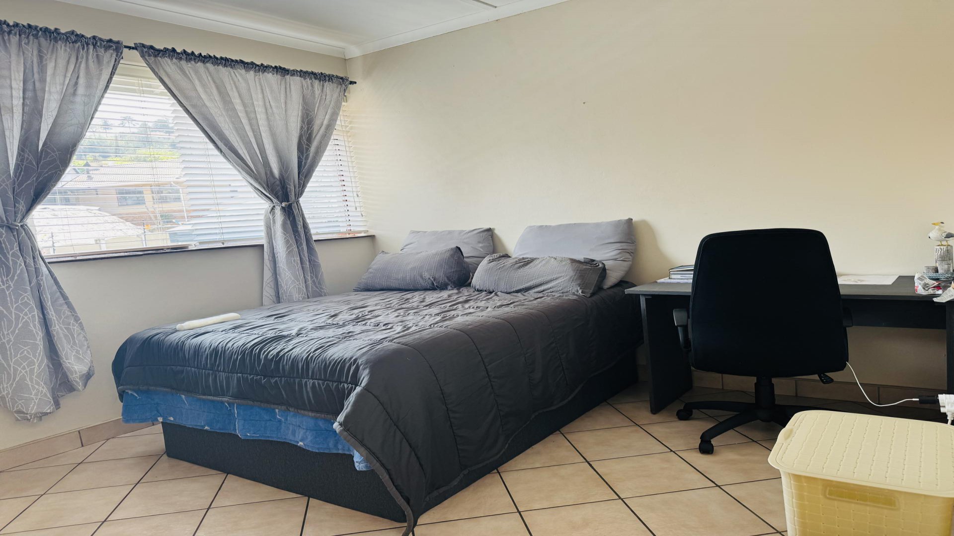 Bed Room 2 of property in Mondeor